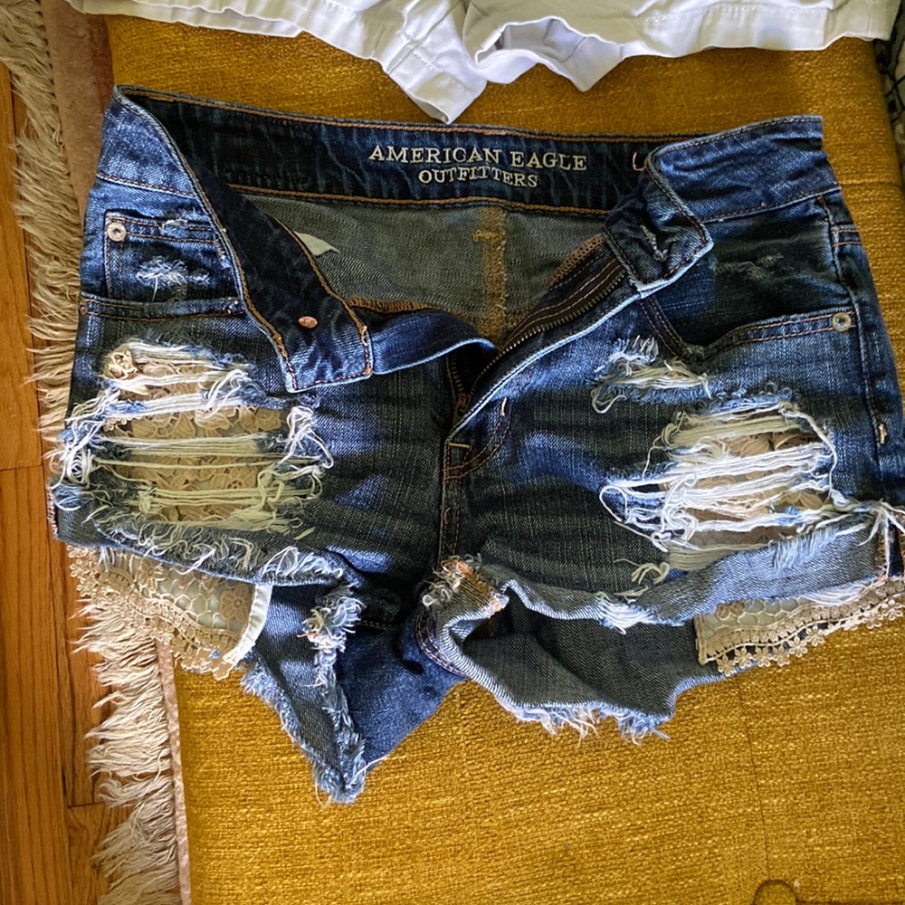 American Eagle High-Rise Festival denim shorts with cream lace pockets- Sz 2